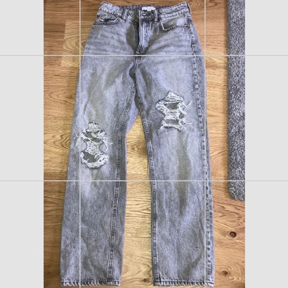 Säljer mina ljusgråa mom jeans med hål i, dom är som i nyskick & har använt dom ett fåtal gånger! Säljer dom då de inte kommit till användning🤍. Jeans & Byxor.