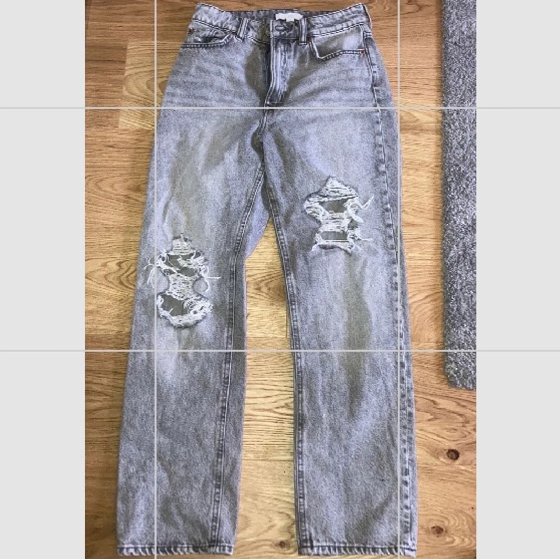 gråa jeans med hål i  - 90