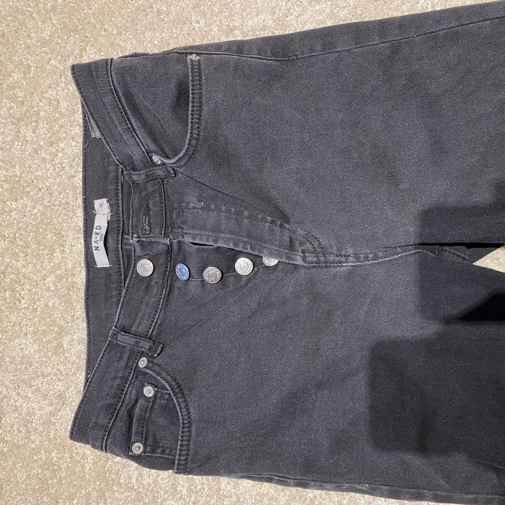 svarta byxor från na-kd säljer dem då dem är för korta för mig då jag är 170, byxorna är använda max 5 gånger och är i fint skick . Jeans & Byxor.