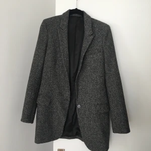 Kavaj i nyskick  - Sparsamt använd kavaj från Zara (har dock klippt bort lappen). Lite lösare fit och passar XS-S om man inte vill att den ska sitta så tight. Något kraftigare material, så den passar perfekt även som ytterplagg under vår och sommar🌻