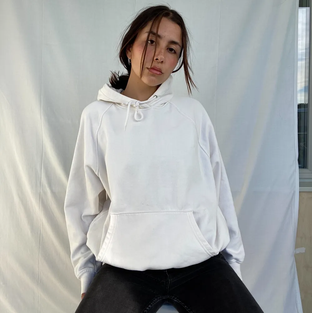 Hi, I’m selling this white oversized hoodie from H&M in a size medium. It would definitely fit a large as well it depends on how tight or oversized you want it. it is in perfect condition and I added a little string at the bottom of the hoodie so you can adjust the length and pull the string in the waist for a more aesthetic look.. Hoodies.