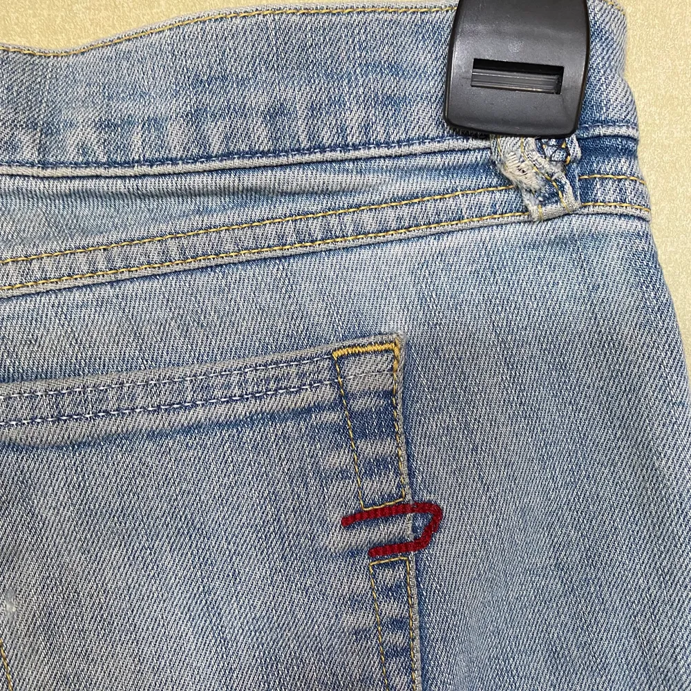 Lågmidjade low waist jeans från Diesel 28/32. Fint vintage skick, men något slitna baktill/nedtill, ingenting man tänker på när man har på sig dem. Beninnerlängd 83 cm.. Jeans & Byxor.