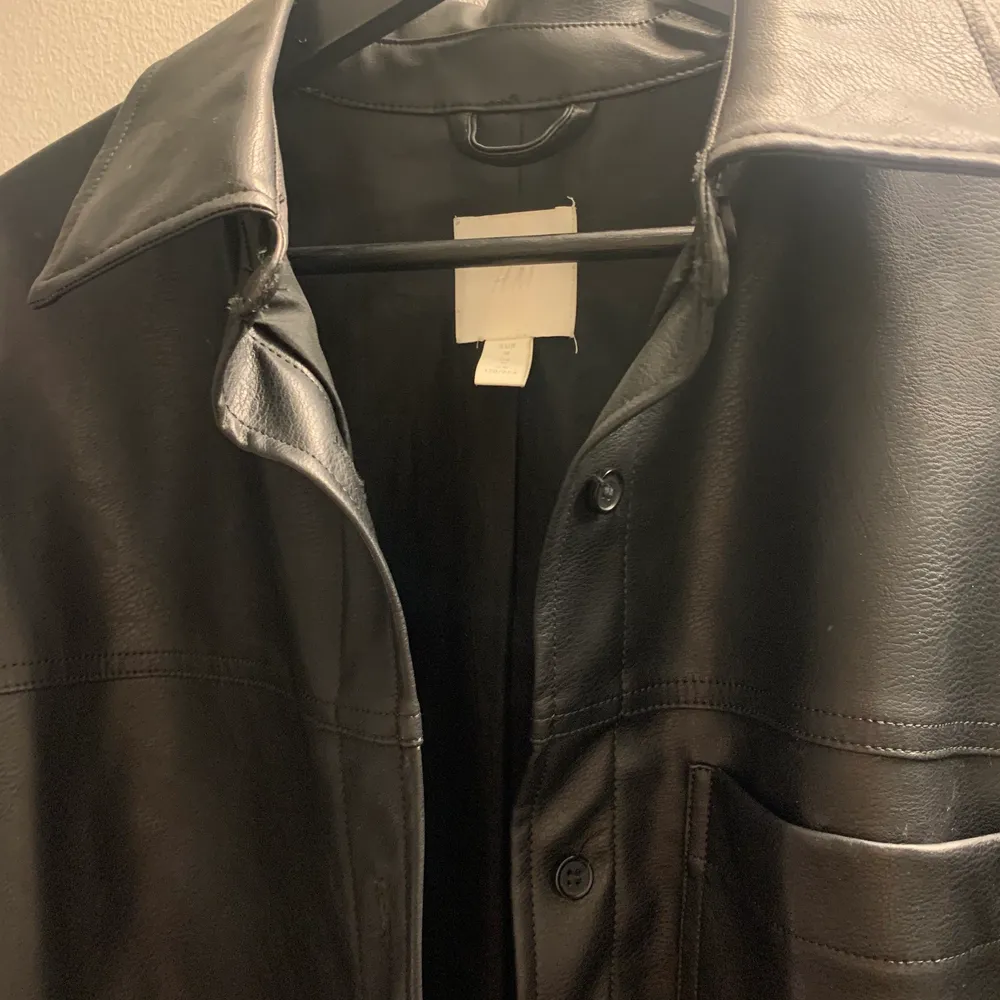 Supersnygg oversize läderjacka från H&M. Köpare står för frakt . Skjortor.