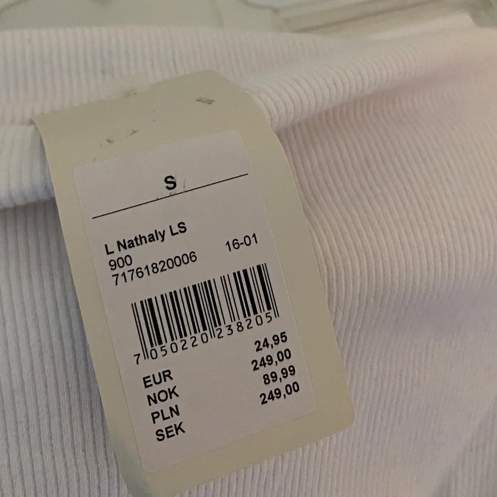 Säljer denna oanvända off shoulder tröjan från Cubus. Nypris 249kr men säljer för 100kr! . Tröjor & Koftor.