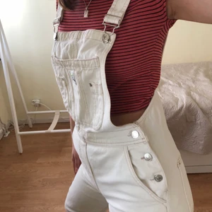 Vit hängselbyxa  - Vit hängselbyxa med beiga sömmar i gott skick!