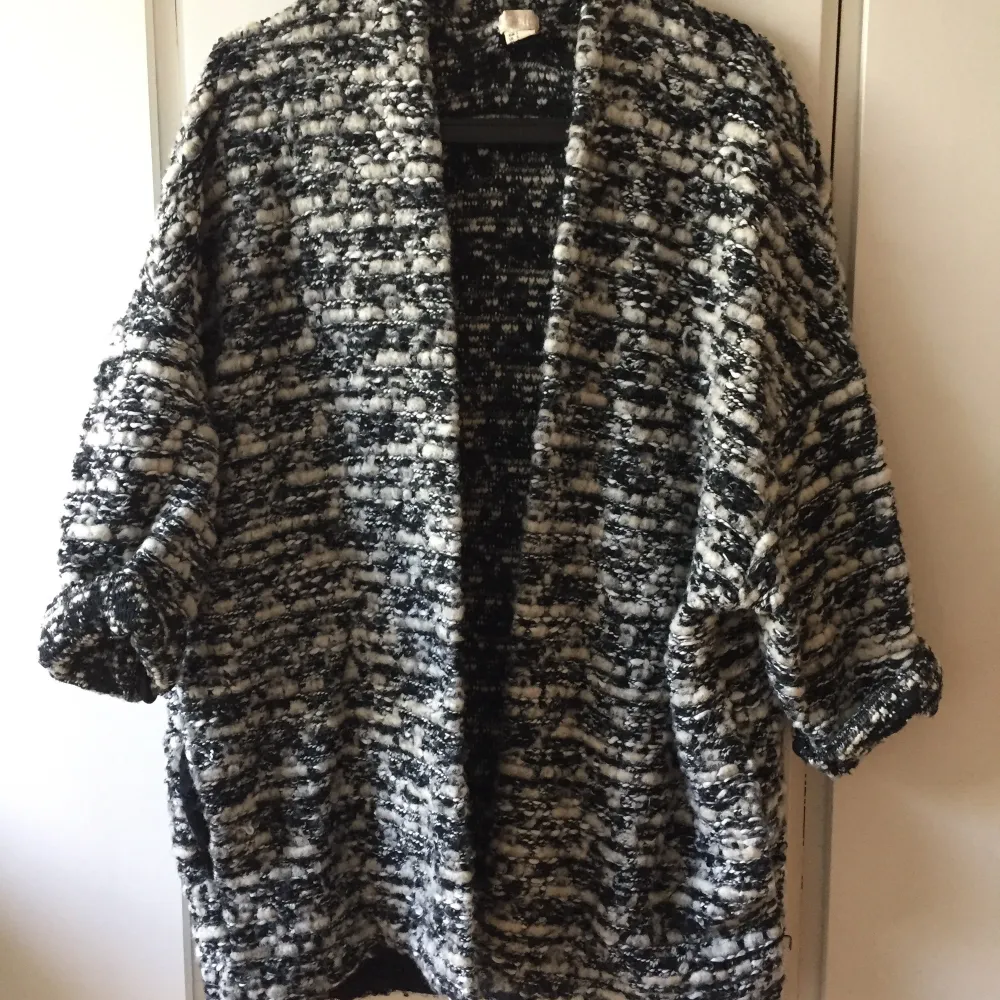 Supersnygg tunnare jacka, i liknande bouclé. Perfekt som jacka över tshirt eller tröja eller som cardigan, passar till allt. Varit en favvo men har så mkt jackor. Storlek S så är lite oversize på mig som är XS men det är snyggt enligt mig. Katt finns i hemmet.. Takit.