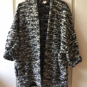 Jacka/coatigan från H&M Trend - Supersnygg tunnare jacka, i liknande bouclé. Perfekt som jacka över tshirt eller tröja eller som cardigan, passar till allt. Varit en favvo men har så mkt jackor. Storlek S så är lite oversize på mig som är XS men det är snyggt enligt mig. Katt finns i hemmet.