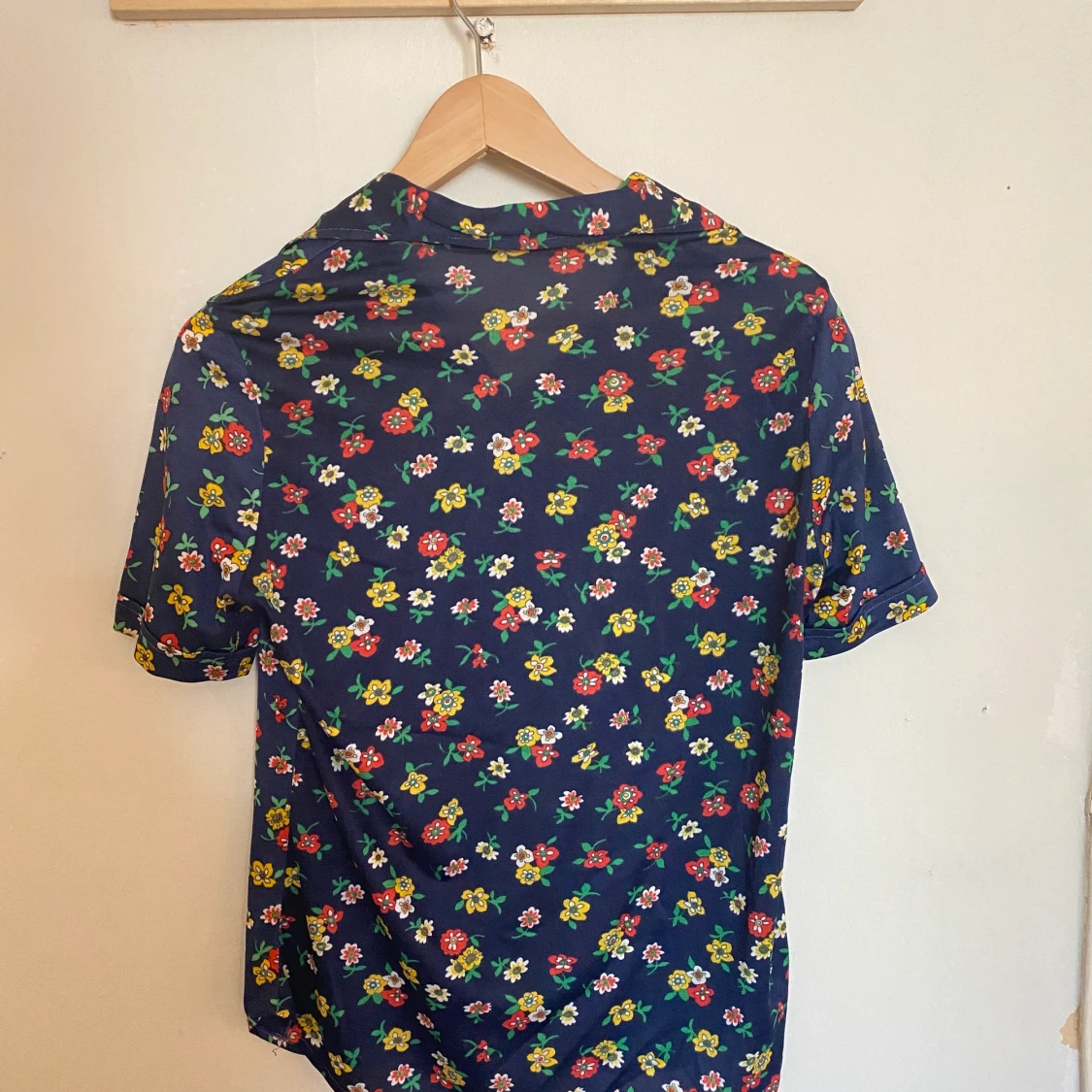 Blommig 70-tals blus , storlek S - 90