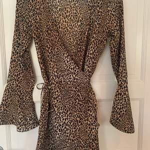 Leopardmönstrad klänning från H&M. Aldrig använd. Säljer pga för liten storlek 💕