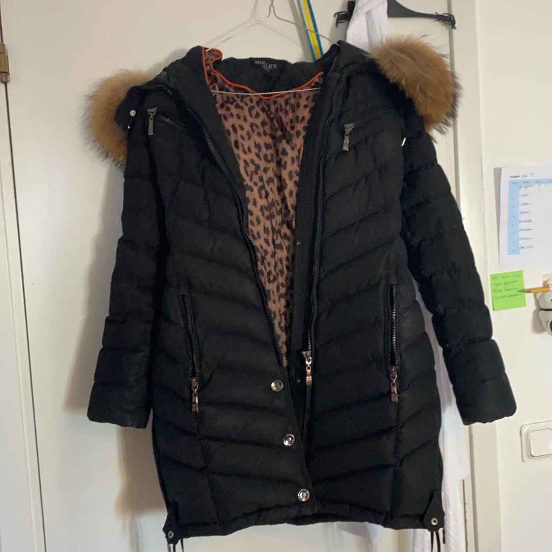 Hollies jacka med päls, svart färg. Storlek 32