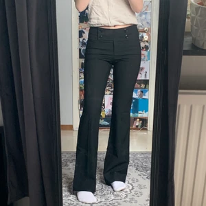 Byxor - Säljer ett par jätte snygga kostymbyxor ifrån Topshop i storlek 36 (Eur 36). Köpta secondhand men har även sytt upp dom själv men är inget som syns ❤️ Skulle säga att dom är mindre i storleken, en 34 eller mindre. Är själv en 34 vanligtvis. 150kr+ 66kr frakt ✨✨ Om fler är intresserade blir set budgivning 