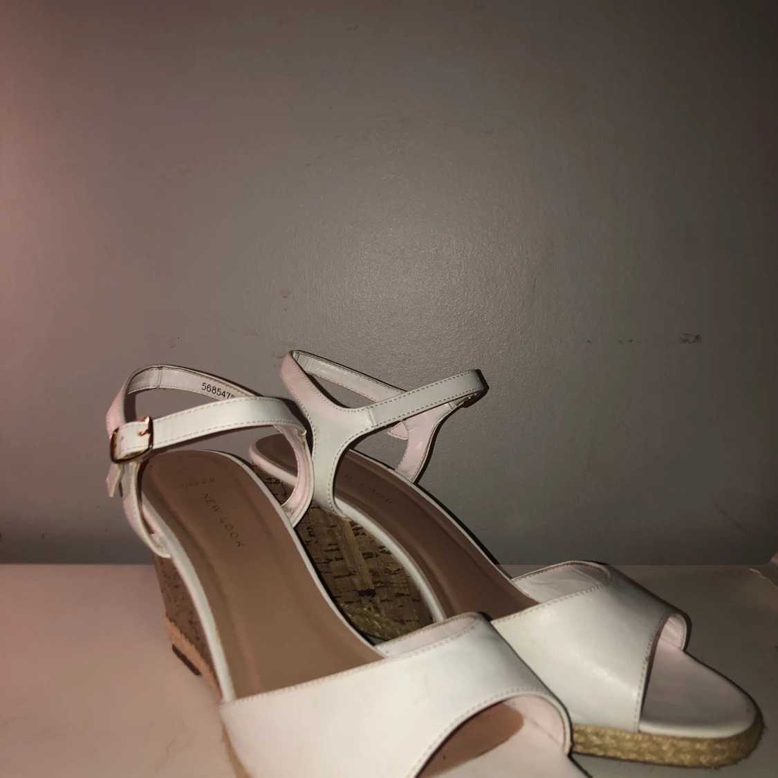 Vita klackskor med träaktig botten