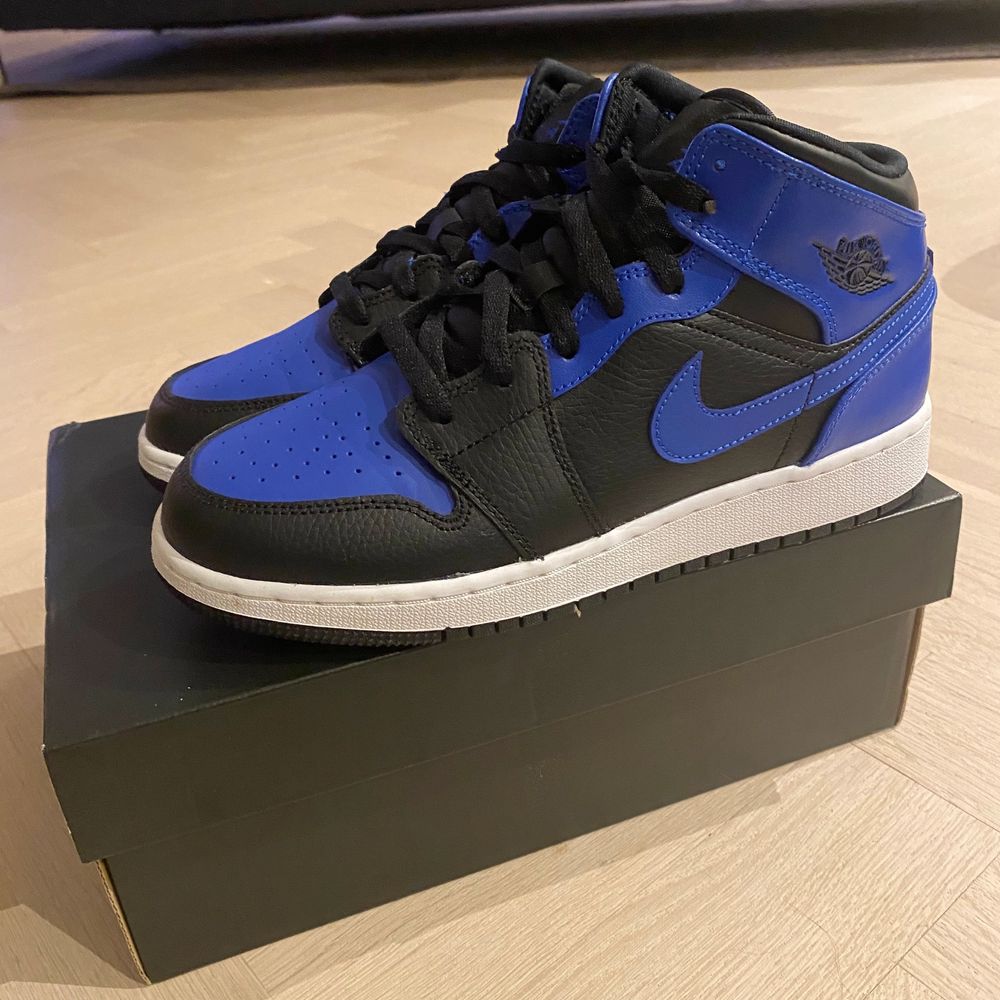 jd sports jordan 1 hyper royal