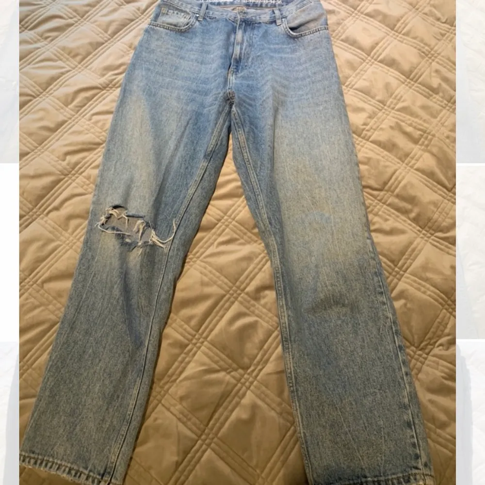 Jeansen är i storlek 29 jag skulle säga att det ungefär är storlek L. Dom är i bra skick. . Jeans & Byxor.