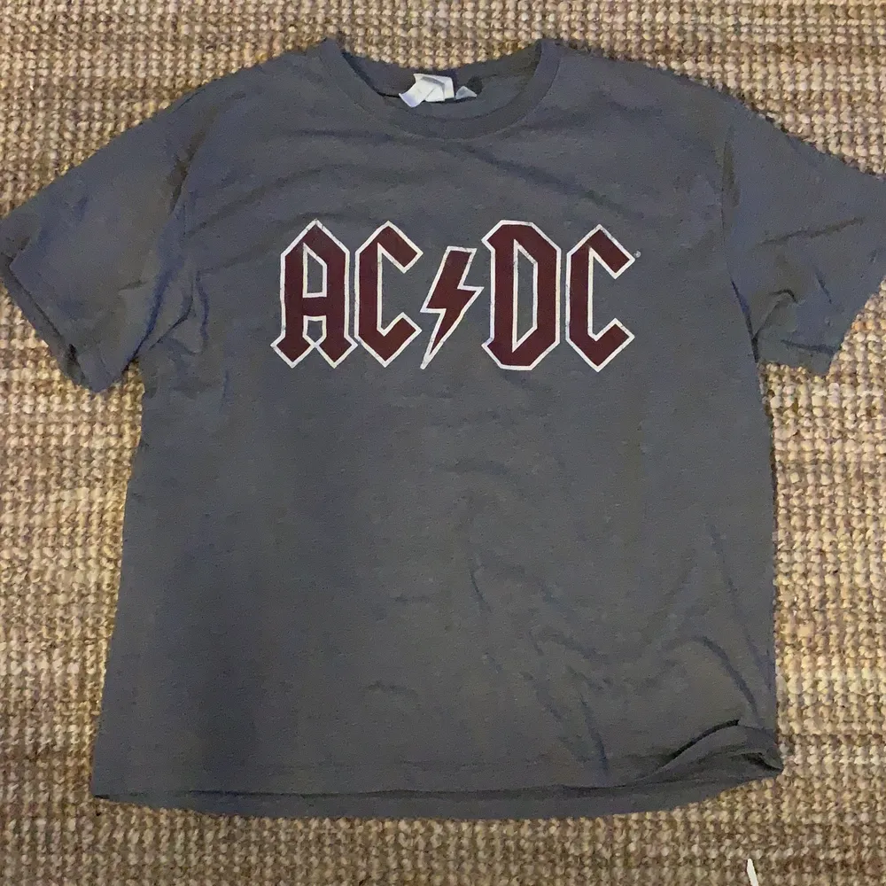 hej säljer en AC DC tröja, köpte för 149kr på hm i somras sen dess har den bara legat i garderoben 💕. T-shirts.