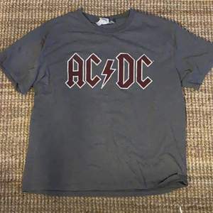 hej säljer en AC DC tröja, köpte för 149kr på hm i somras sen dess har den bara legat i garderoben 💕