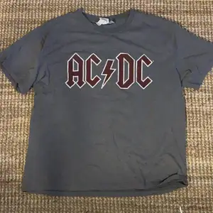 hej säljer en AC DC tröja, köpte för 149kr på hm i somras sen dess har den bara legat i garderoben 💕