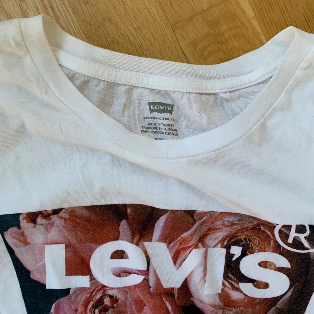 En t-shirt från Levis i storlek M. Fint tryck med blommor.. T-shirts.
