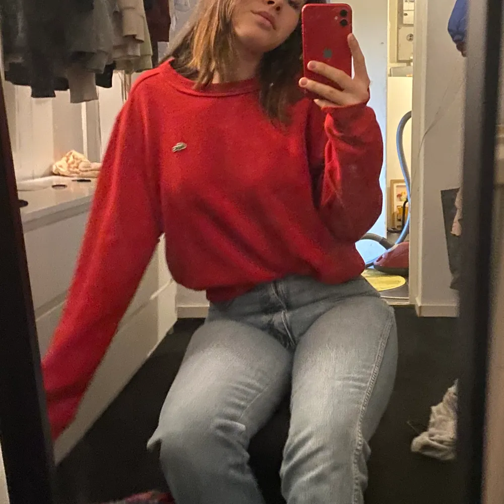 Lacoste sweatshirt från 90 talet! Lite oversized på mig då det är storlek L. . Hoodies.