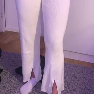 Helt oanvända vita byxor med slits från ginatricot! Köpta förra veckan men tycker inte om dom speciellt mycket så därför säljer jag dom🦋Nypris 279 kr
