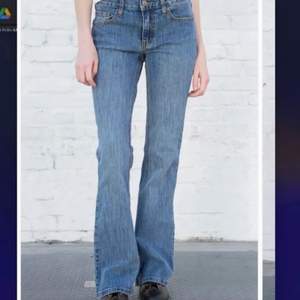 Intressekoll på dessa brandy Melville jeans jag nyss köpt här på plick! Superfina men satt inte helt perfekt, bilderna är lånade från förra säljaren! Buda! 💞💗💘💖