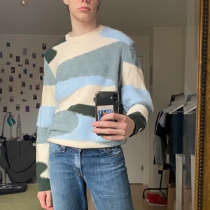 Flerfärgad stickad tröja  - Beställd från asos. Tröjan är i jättebra skick och knappt använd.  Den har olika färger och texturer. Storlek M