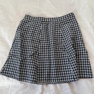 Blå vit rutig kjol strl S - Jättefin vit och blå randig kjol i storlek S. Dragkedja på sidan. Frakt 26kr☺️