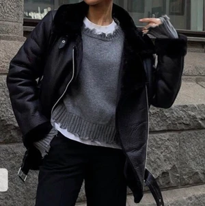 Pilotjacka - Pu-jacka i nyskick. Stolek 36. Superfin vitet och vårjacka🥰 Köparen står för frakten, kan även mötas upp🌸