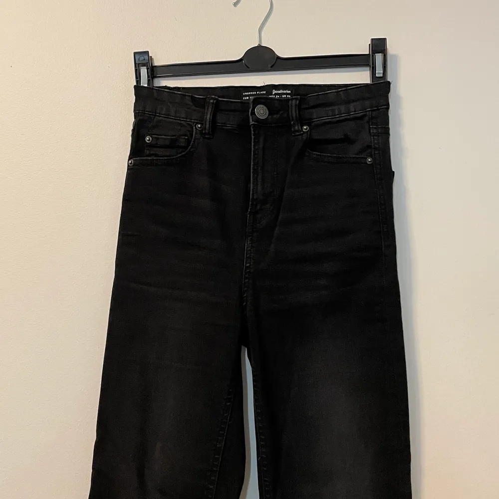 Svarta ”slitna” jeans som är lite tightare där uppe och blir sen bredare nertill❣️ Kan skicka mer bilder . Jeans & Byxor.