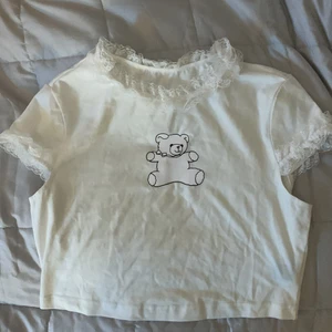 Vit tshirt - 💗 Söt topp men sitter konstigt runt mina axlar så kommer inte till användning. Aldrig använd💗