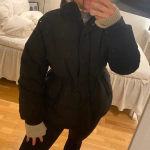 Dunjacka - Säljer min nya svarta dunjacka i strl 36🥰 Nypris 649kr