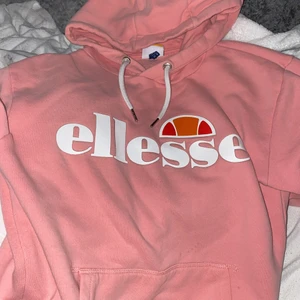 Ellesse hoodie - Storlek S, fint använd, inga fläckar, nypris 650kr