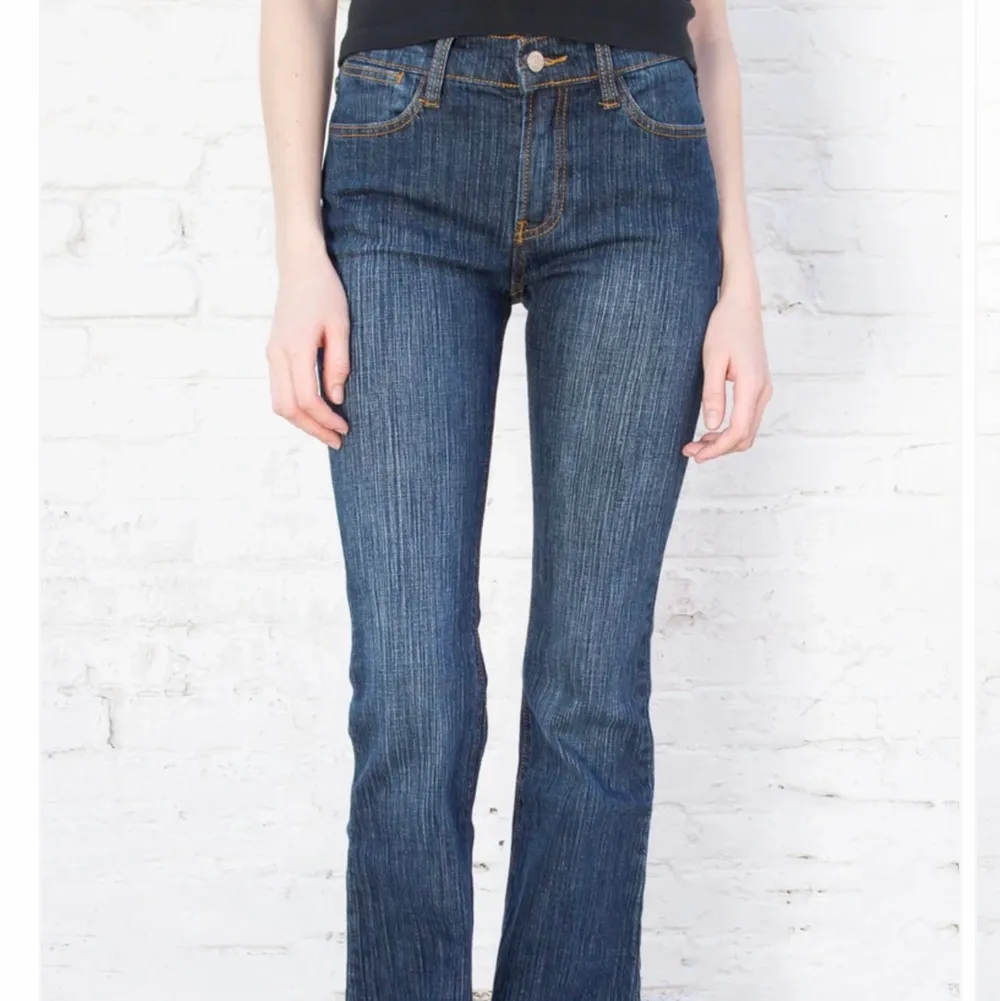 Melody 90’s jeans från Brandy Melville. Aldrig använda och lapparna sitter kvar. Original pris är 40€ (420kr). Midjemåttet är 74cm och innerbenslängden är 81cm. Byxorna är mörkblå. Köparen står för frakten ☺️. Jeans & Byxor.