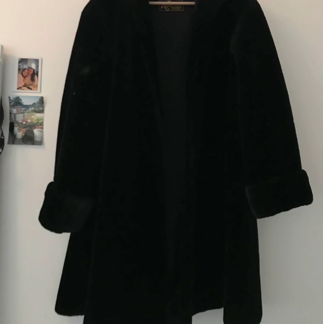 Svart rock i fejkpäls - 90