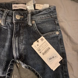 Jeans med slits  - Helt nya zara jeans med slits, beställde dom och dom är för små tyvärr ❤️ köpte för 359kr i storlek 32, frakten som ligger på 65kr ingår i priset som står ❤️