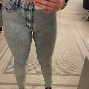 Två par jeans från HM. Den första jeansen är i storlek 40 och de andra i 38. Det är skinny jeans i bra kvalitet utan fläckar. Båda är högmidjade.