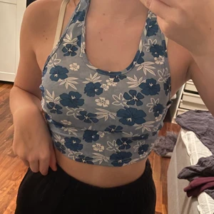 Shein linne - Blommigt as snyggt och skönt linne från shein. Går runt nacken. Nyskick aldrig använt. Det är bara inte min stil riktigt.  Stretchigt material