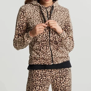 Oanvänt velour set från Ginatricot - Säljer mitt velour set ifrån Gina som aldrig är använt pga att jag aldrig tyckt det passat mig. Säljer hela settet för 150 kr, nypris 479kr för båda. Pris kan diskuteras, kontakta mig privat för fler bilder eller frågor❤️