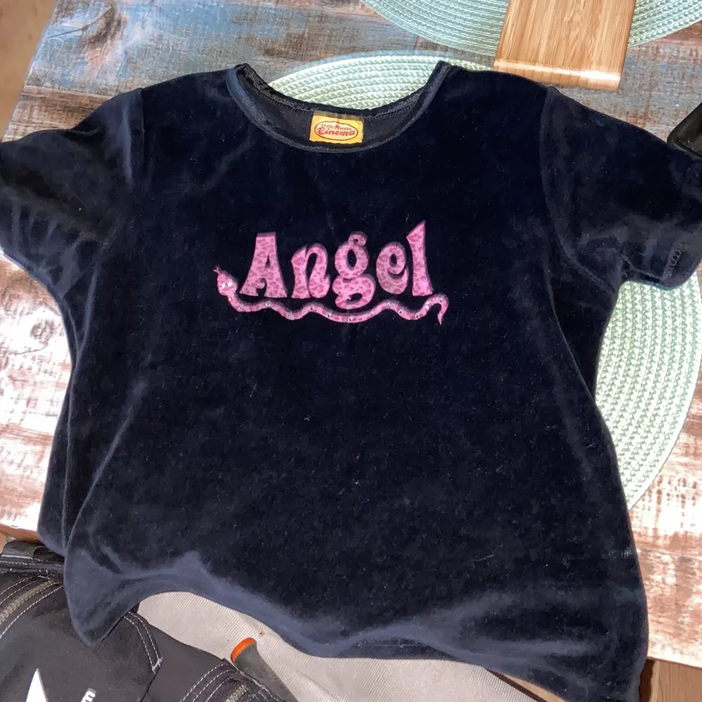 Första bilden tillhör tidigare säljare! Baby T-shirt, riktigt fin men alldeles för liten för mig, fråga gärna om mått innan köp så att det blir rätt! Stretchigt material, dock inte runt ärmarna. Frakt tillkommer.. Toppar.