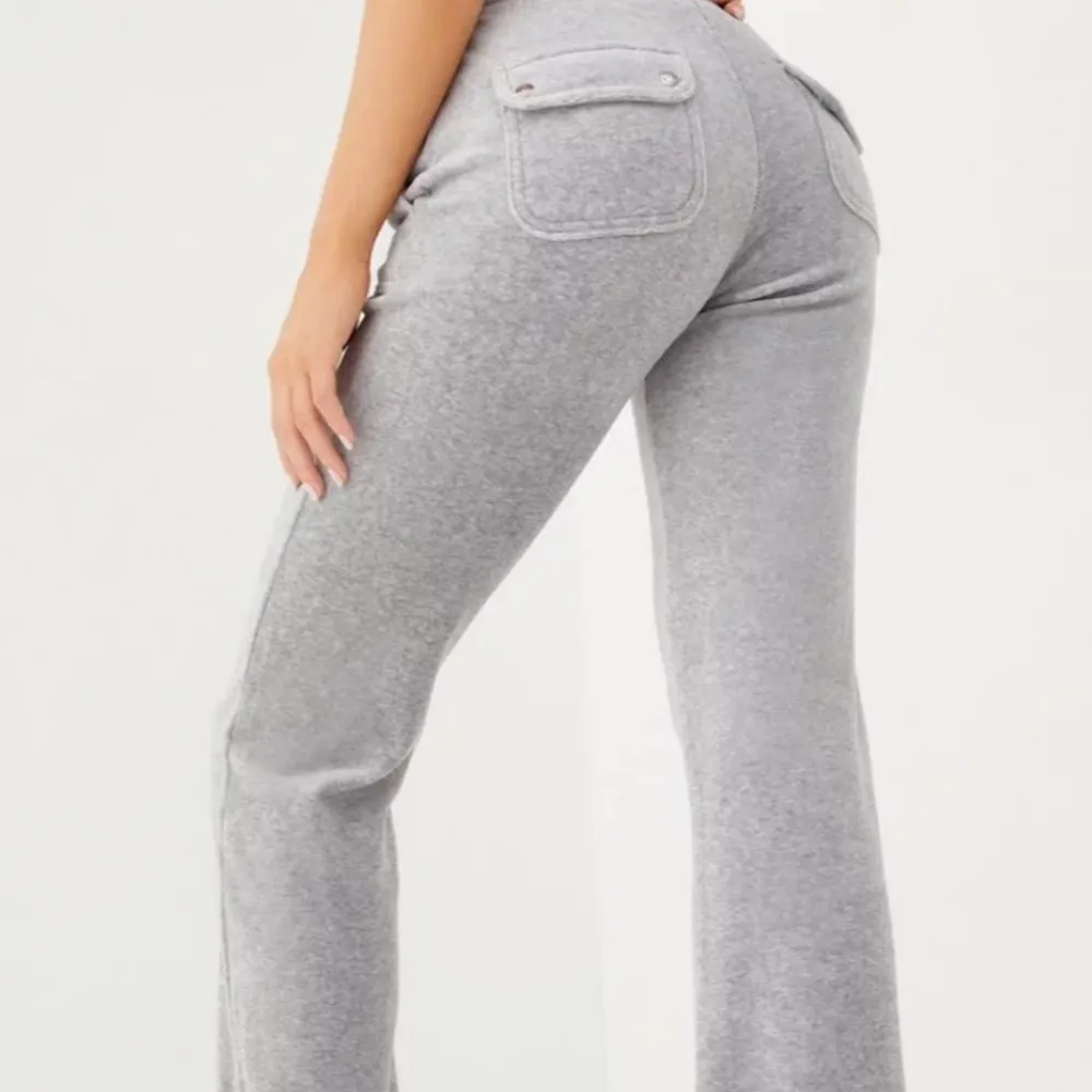 Söker juciy byxor med fickor helst svarta eller gråa. Jeans & Byxor.
