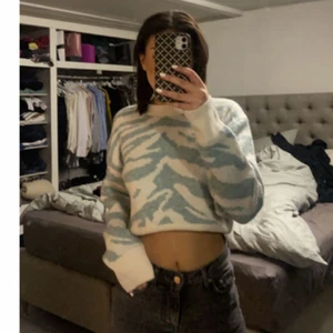 Tröja  - Säljer denna fina tröja i xs använd 1 gång så den är nyskick 