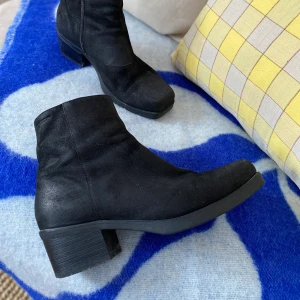 Vagabond Stl 37 - Mockaboots från vagabond i Stl 37, superfin modell som lutar lite åt cowboyboots. Älskar att dem är raka framme vid tån. Superfint skick! Riktigt fynd 🔥