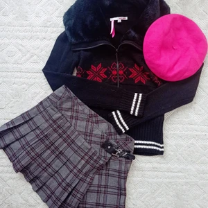 Y2K trendig bundle - 1 stickad fejkpäls cardigan + 1 minikjol + 1 rosa mössa ingår. Allt riktig Y2K!! Hämtas i Stockholm/Täby eller skickas mot fraktkostnad.