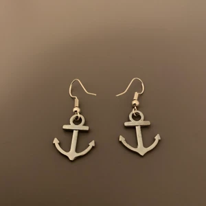 Örhängen ankare - Örhängen som ser ut som ankare ⚓️ Egengjorda och aldrig använda. Köpare står för frakt.