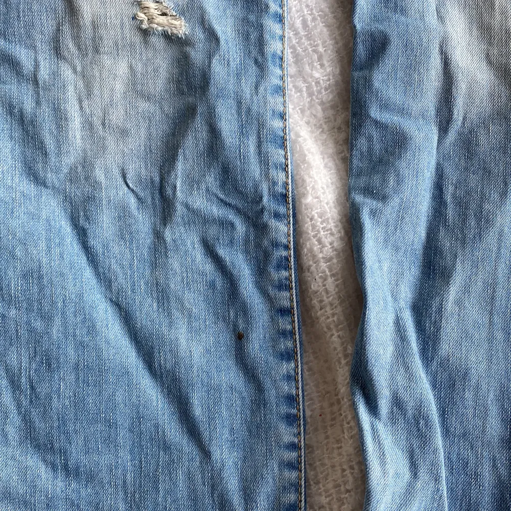 Säljer de hör skit snygga jeansen från Retro H&M. De har en pytteliten fläck på benet men som knappt märks. De är i storleken 27. Det är bara att skicka ett meddelande om du vill ha fler bilder eller undrar något!💞. Jeans & Byxor.