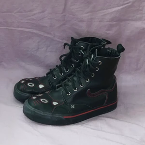 Tuk katt skor - ascoola punkiga katt boots från TUK, använda litegrann men i ganska bra skick ändå.