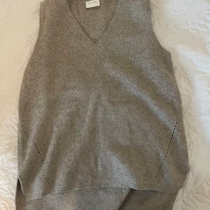 Grå stickad väst, VILA , storlek S - Jätte fin grå stickad väst från VILA i storlek S😍 