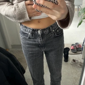 Gråa jeans  - Intressekoll på dessa ass fina gråa jeans från mango köpta på asos 😻 använda några gånger men jätte bra skick, Dem är mid Rise i midjan skulle jag säga och är ganska medformande i modellen dem är mom fit men skulle säga att dem är mer vida. Säljer pågrund av att dem börjar bli för korta vid benen ❤️ 