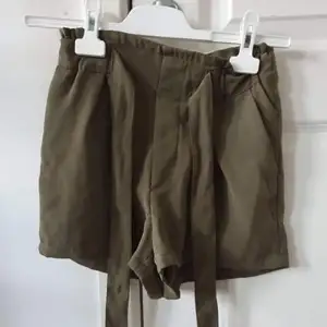 Militär Gröna shorts som går att knyta fram storlek XS