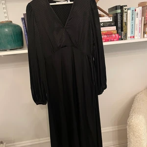 Långklänning other stories  - Långklänning från Other stories svart. Storlek 38.  Finns inte längre i sortimentet. Tar emot bud och kan mötas i Stockholm eller skicka 